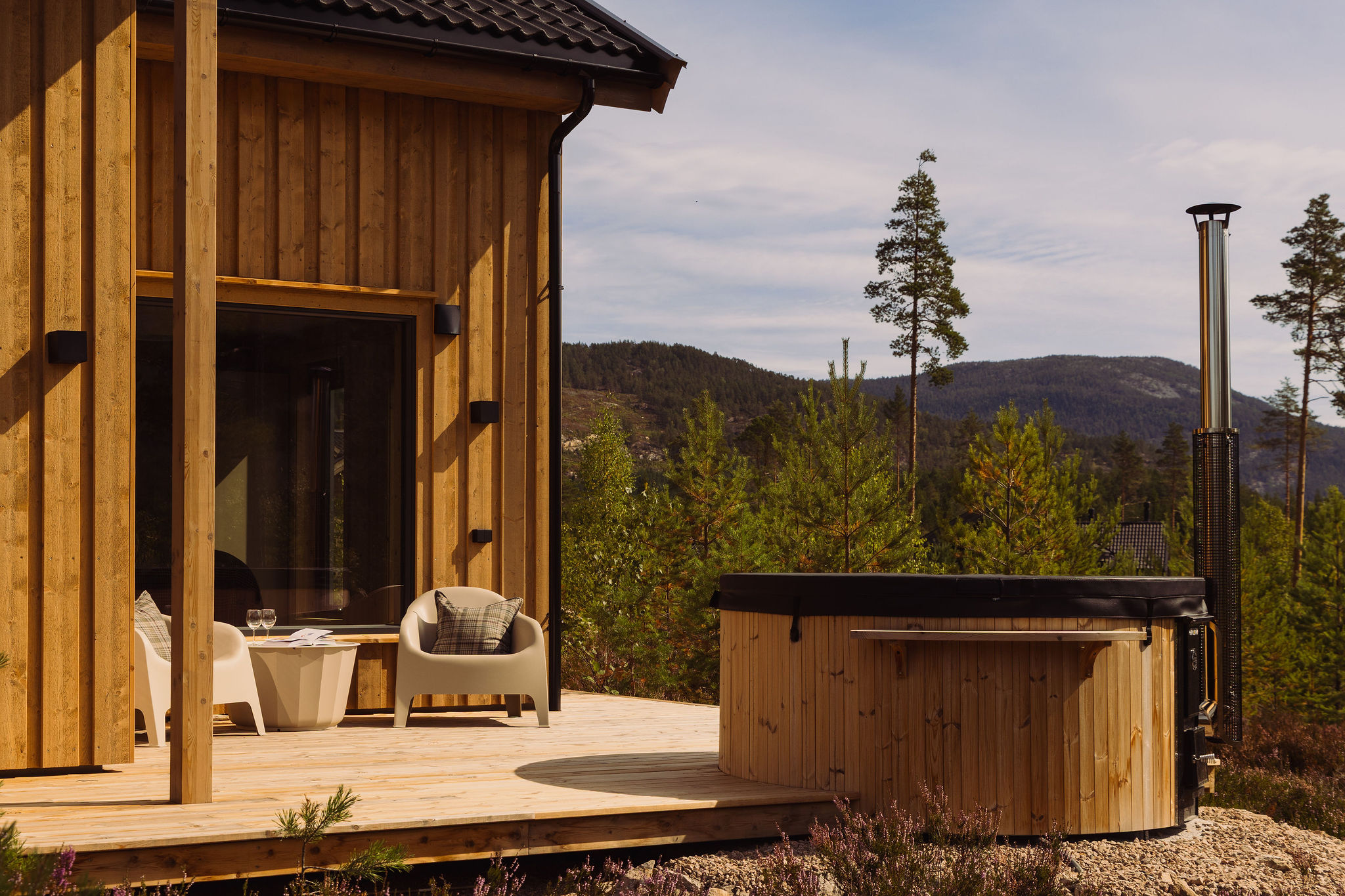 Hot tub op het terras van Villa Hygge, met uitzicht over de bergen