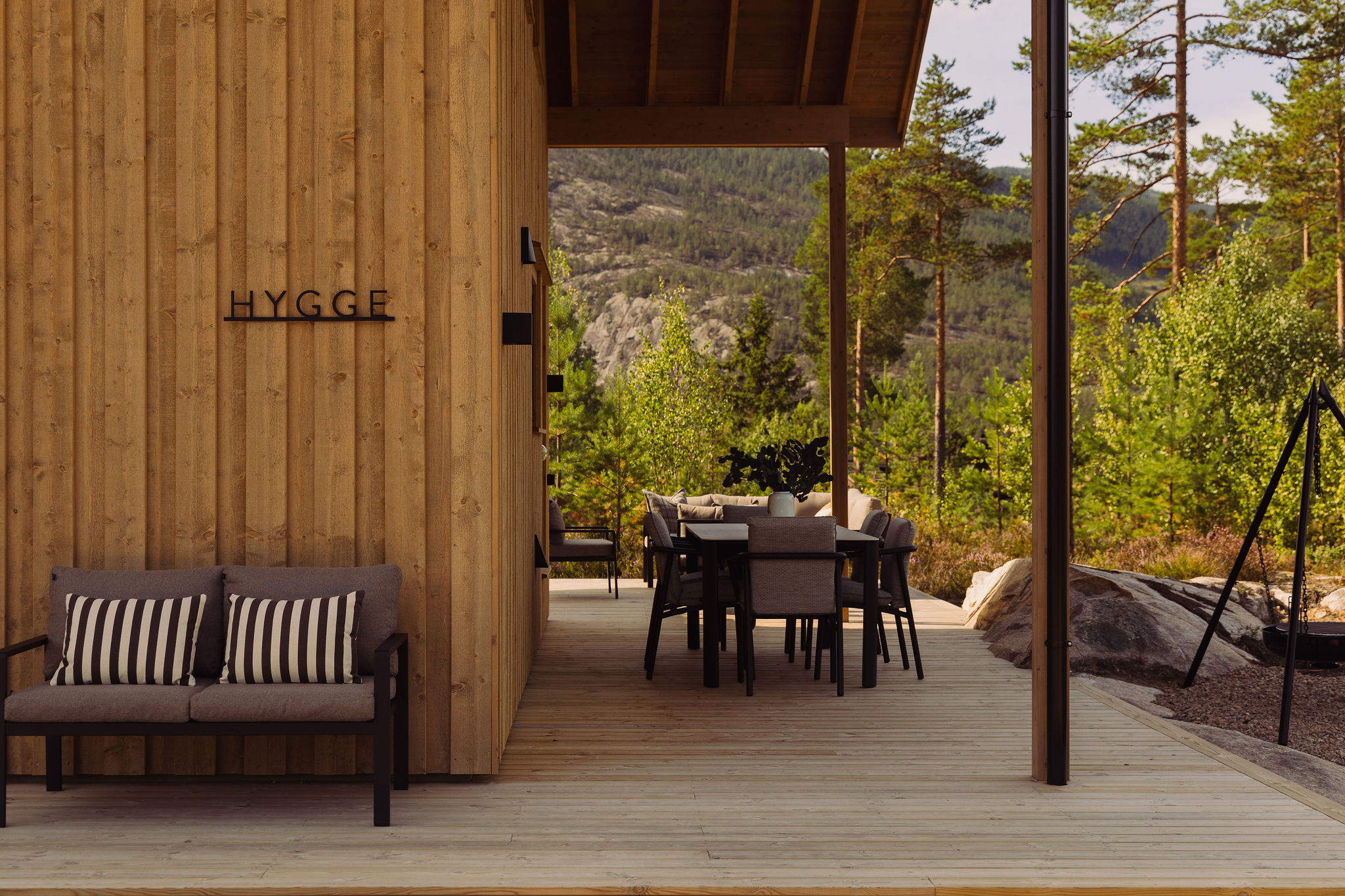 Terras met loungebank en de naam Hygge in de houten gevel