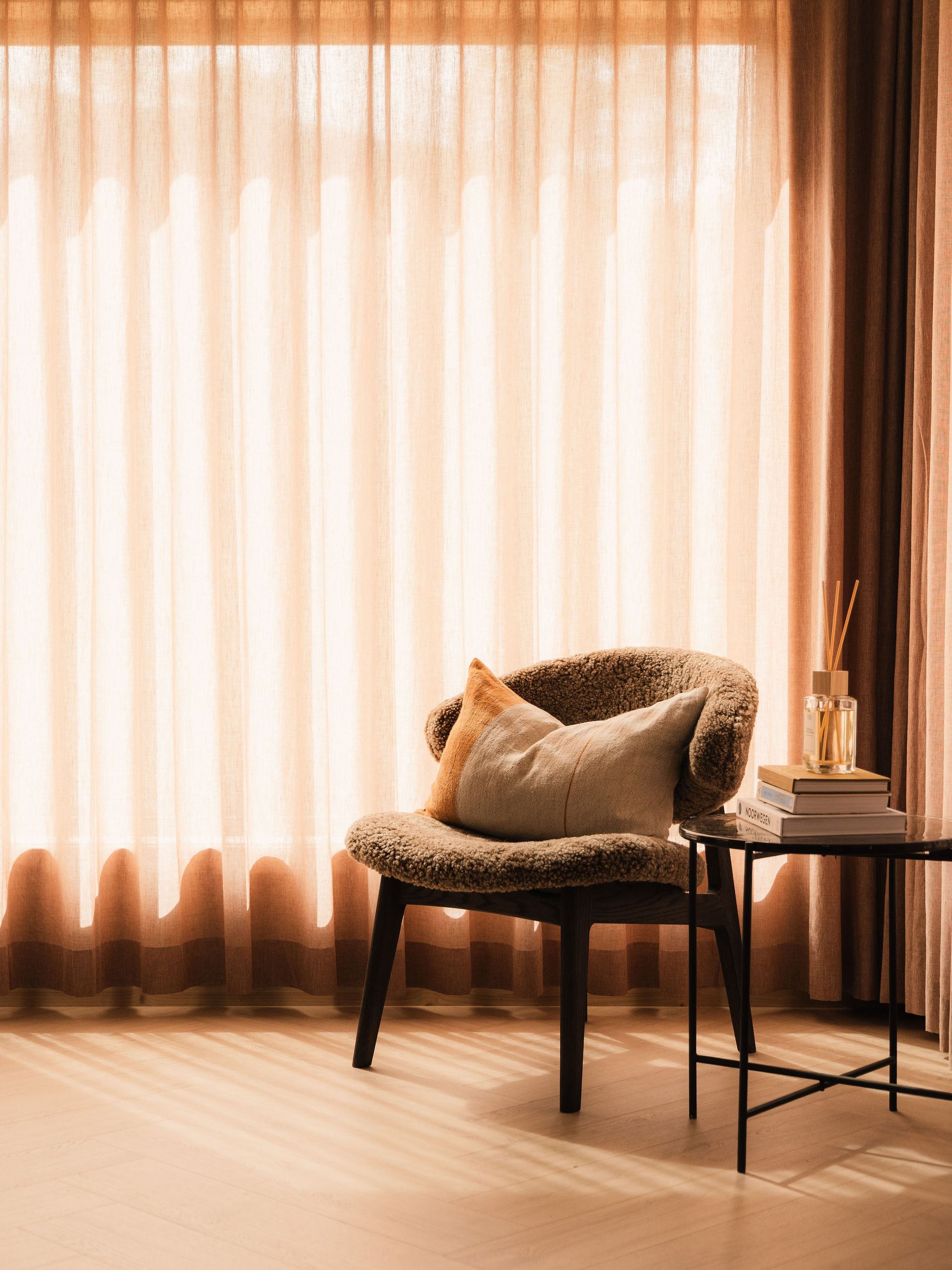 Fauteuil bij het raam in het middaglicht