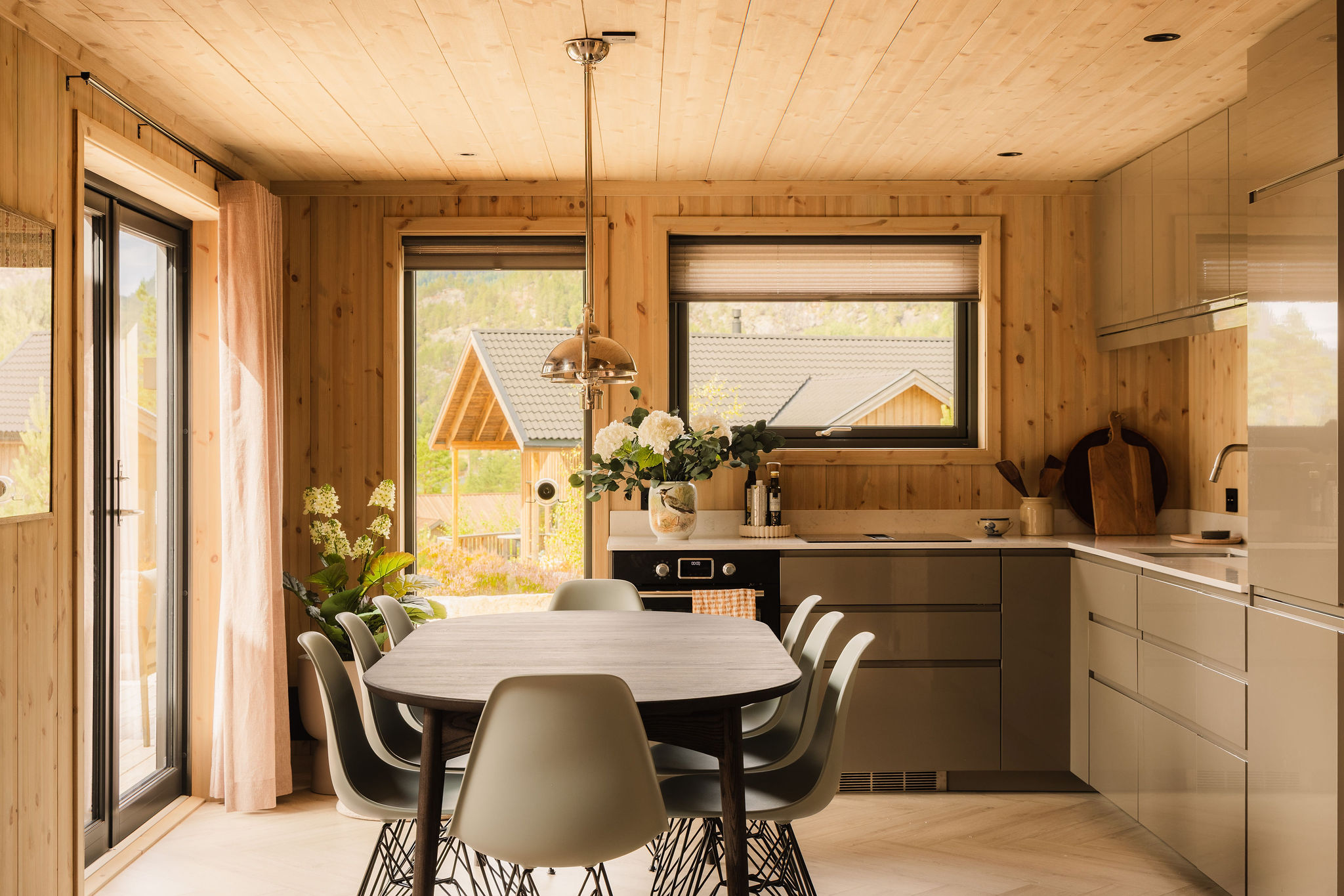 Eethoek met ronde tafel naast de open keuken