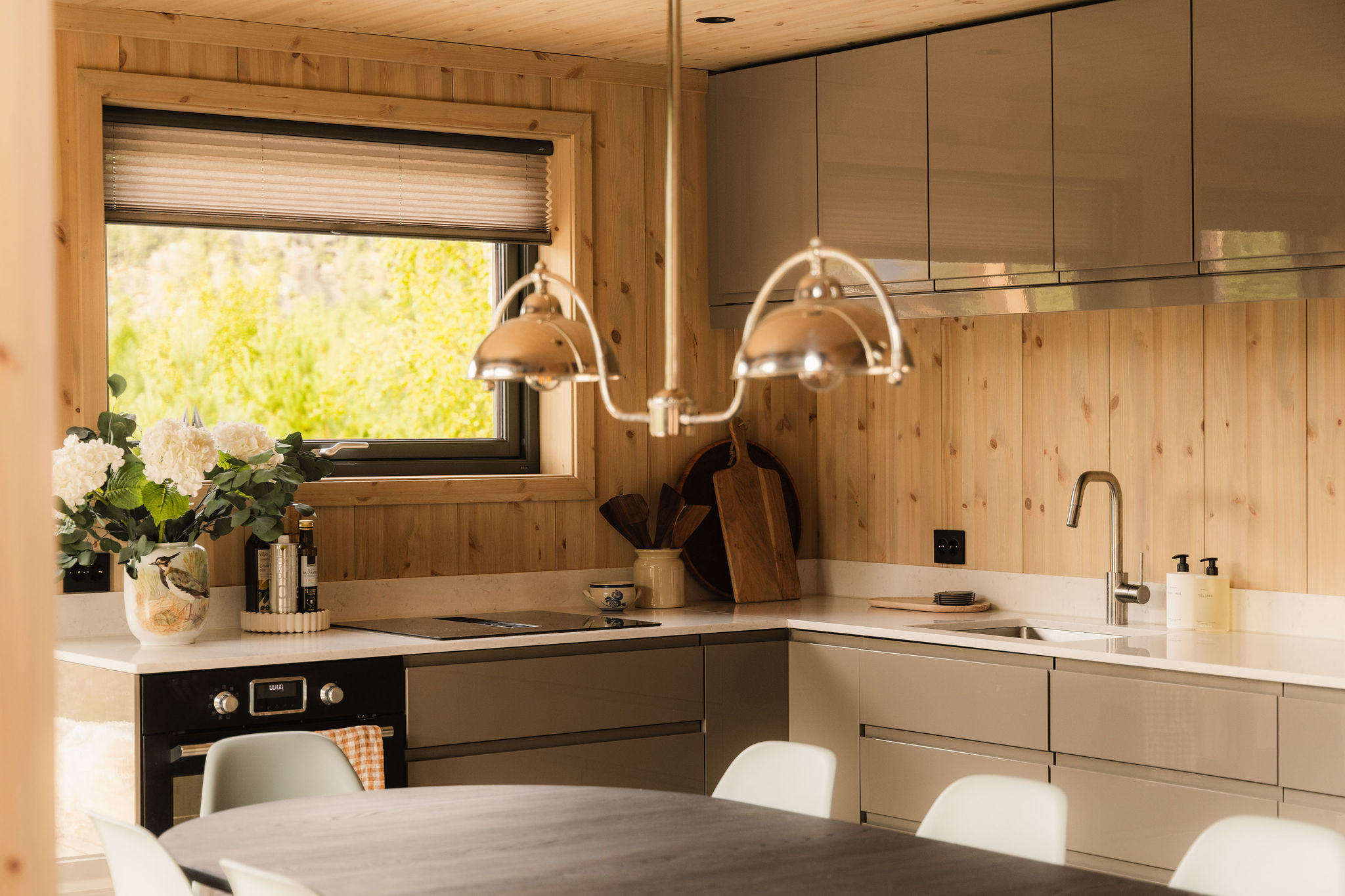 Keuken met kookplaat, spoelbak en raam op de omgeving