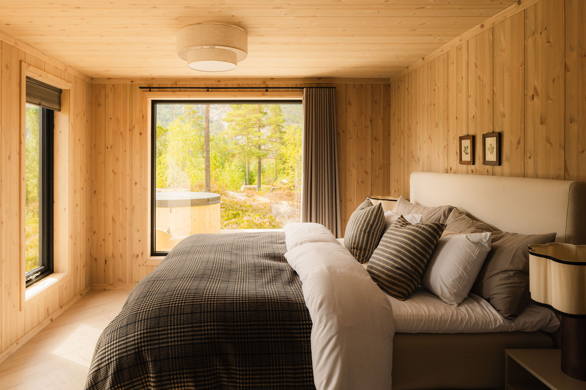 Master bedroom met tweepersoonsbed en raam op het terras
