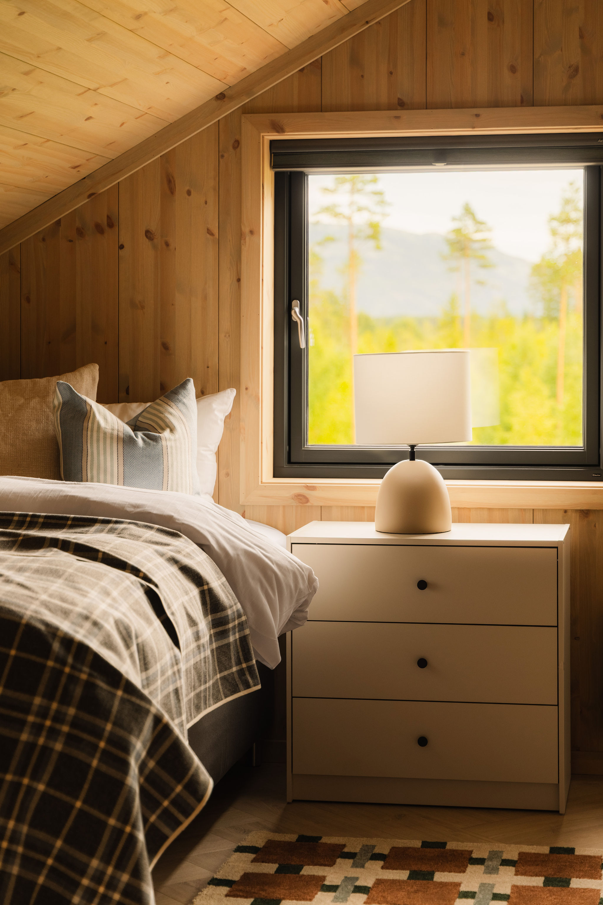 Slaapkamer met ladekast en uitzicht op de bergen