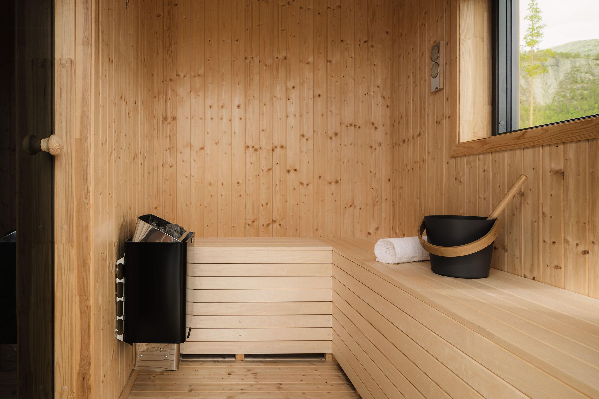 Eigen sauna met houten banken