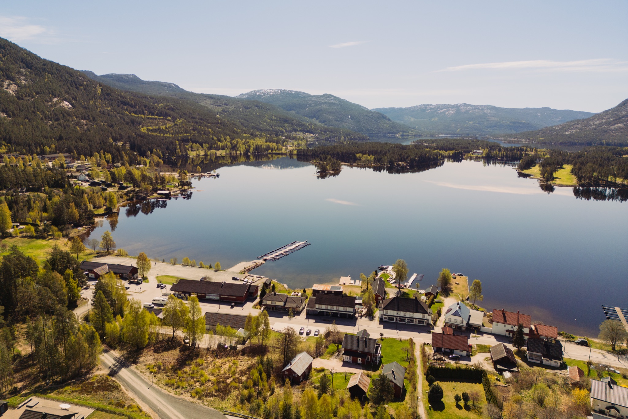 Luchtfoto van het dorp Vrådal aan het meer, met de bergen op de achtergrond