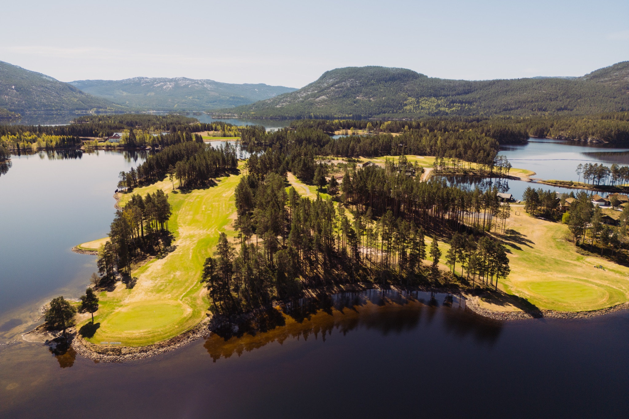 Luchtfoto van het golfpark tussen de meren van Vrådal, met de bergen op de achtergrond