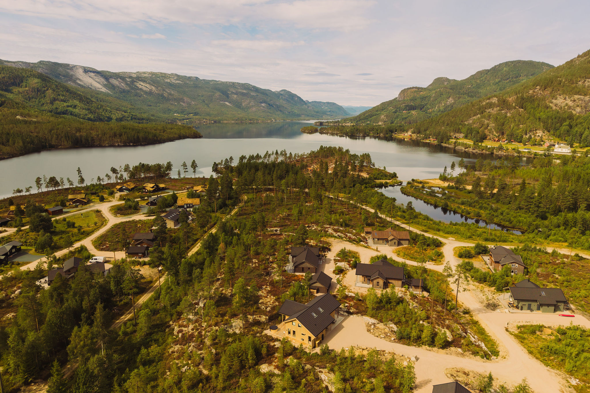 Het meer en de bergen van Vrådal in Telemark, van bovenaf gezien
